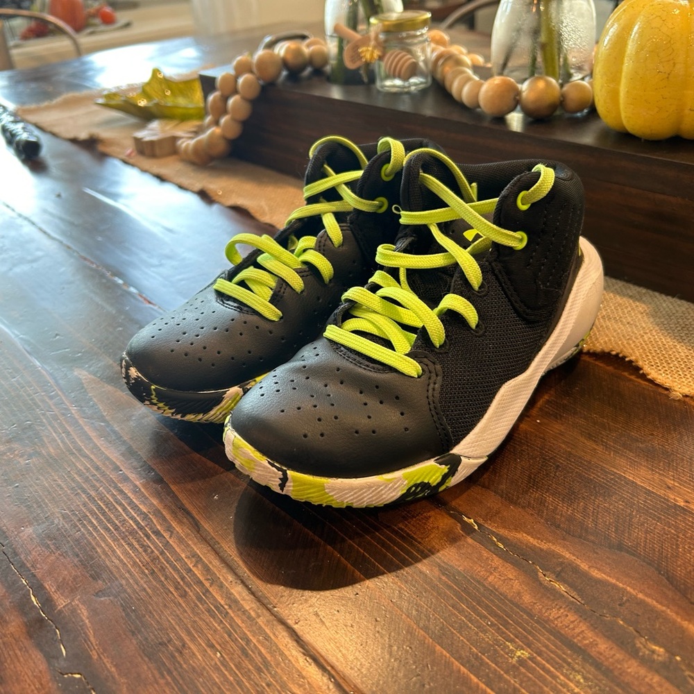 Boys Under Armour Athletic Shoes Size 13